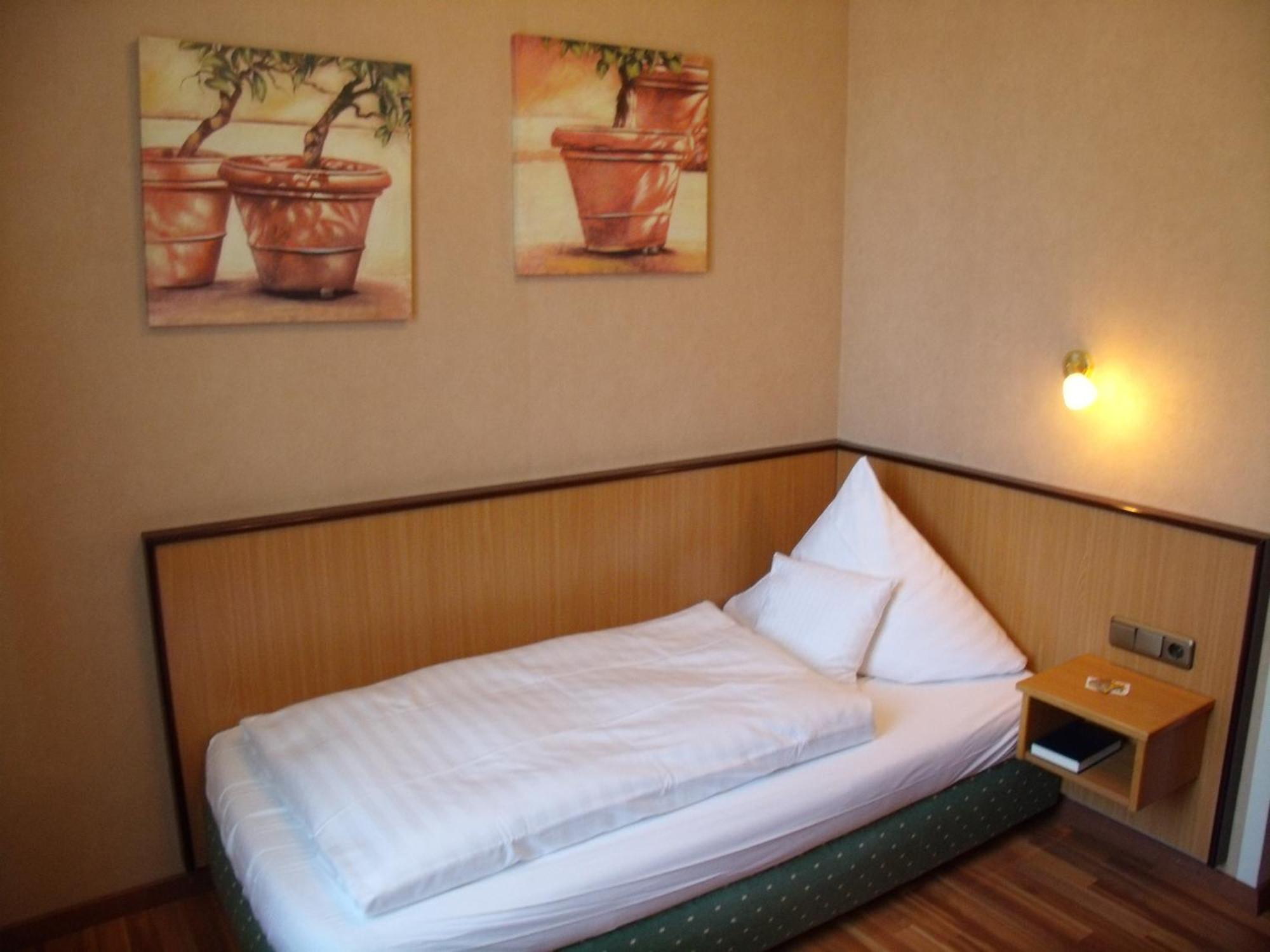 Landhotel Zum Niestetal Dış mekan fotoğraf